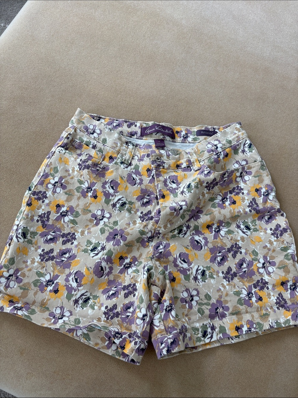 GloriaVanderbilt Cream Floral Print Cotton-Blend Shorts with Purple & Yellow Blo